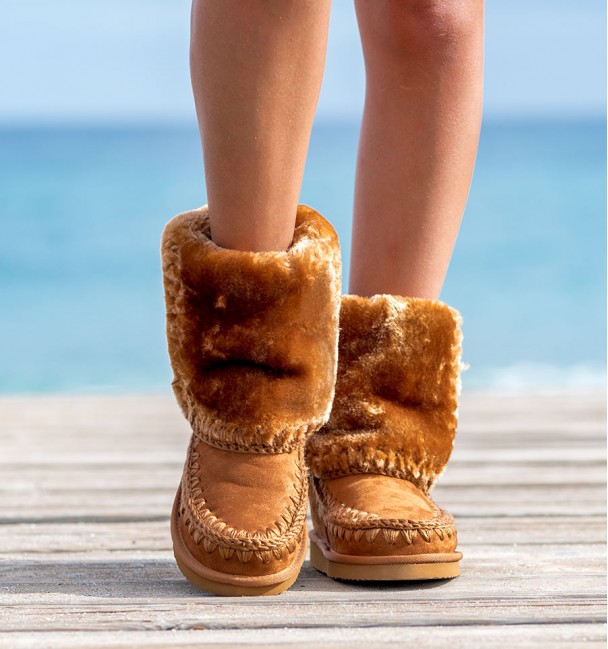 botas australianas marrones de caña alta y pespuntes vistos. Pelo interior. Se pueden llevar dobladas. Veganas