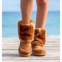 Brown australian boots with high shaft and visible stitching. Inner fur. Can be worn folded. Vegan