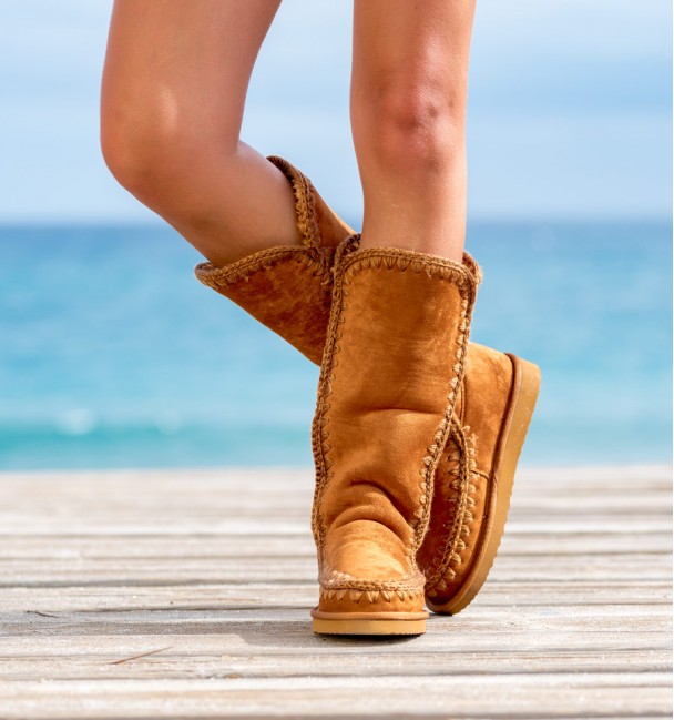 botas australianas marrones de caña alta y pespuntes vistos. Pelo interior. Se pueden llevar dobladas. Veganas