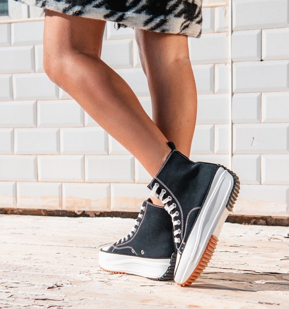 zapatos deportivos blanco y negro