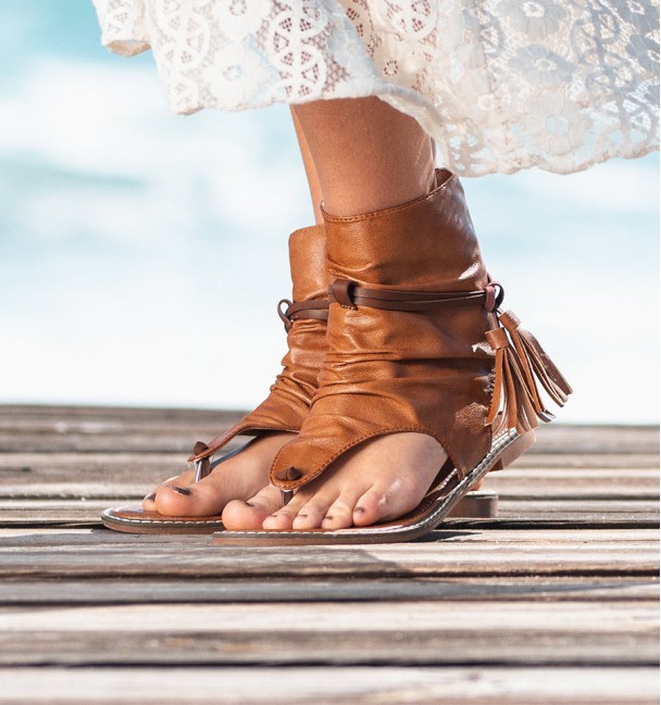 Botas Sandalias Barbados Color Cuero cerca