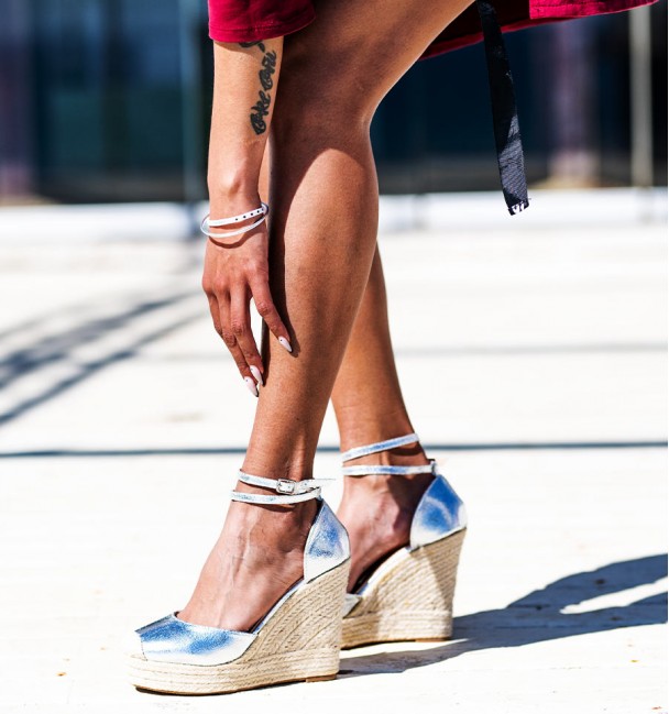 Sandalias con cuña plateadas mano