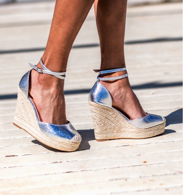 Sandalias con cuña plateadas lado