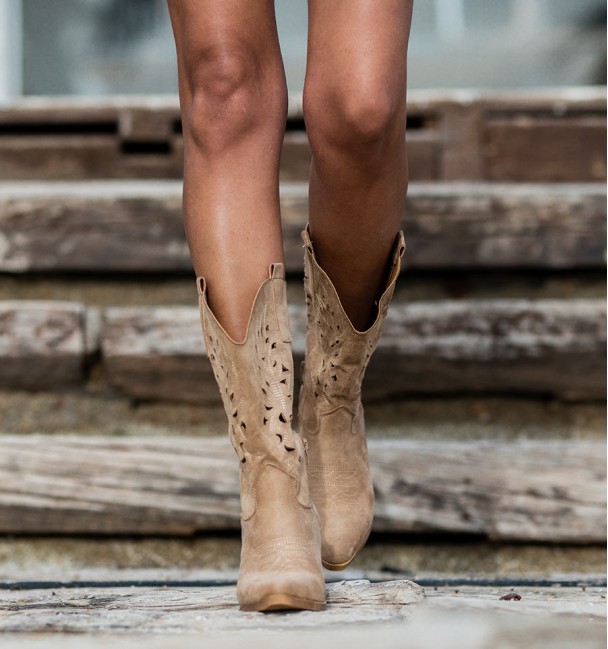 Low cowboy boot in tortora color