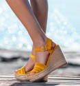 Sandálias de cunha cor amarelo com plataforma detalhe