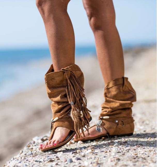 Botas de sandália cor camelo para mulher Botas de sandália cor camelo para mulher
