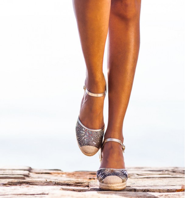 Sandália com cunha dourada Sandália com cunha dourada