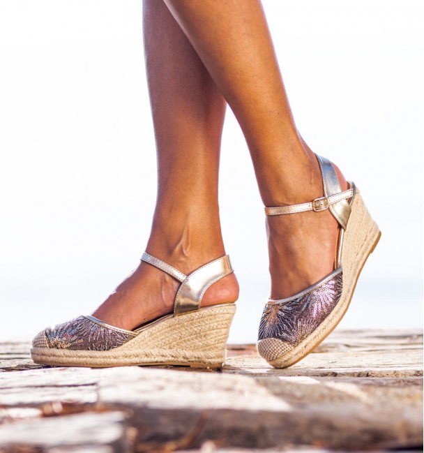 Sandália com cunha  Sandália com cunha