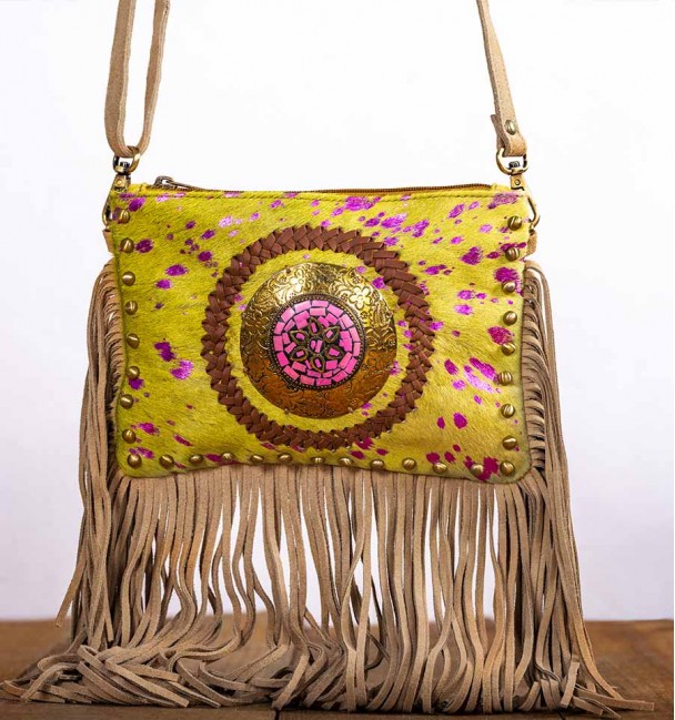 Bolsa de ombro com franjas preto , camel y dorado