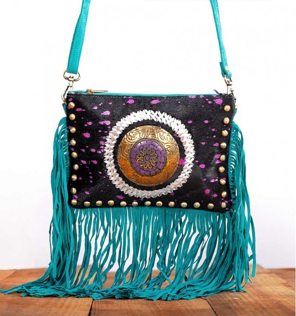 con flecos. Bolso bohemio de piel