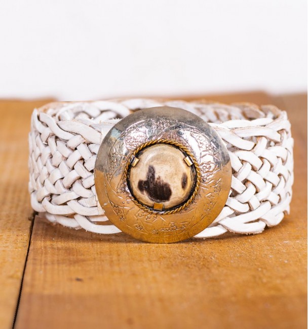 Cinto branco boho chic com fivela de resina zoom