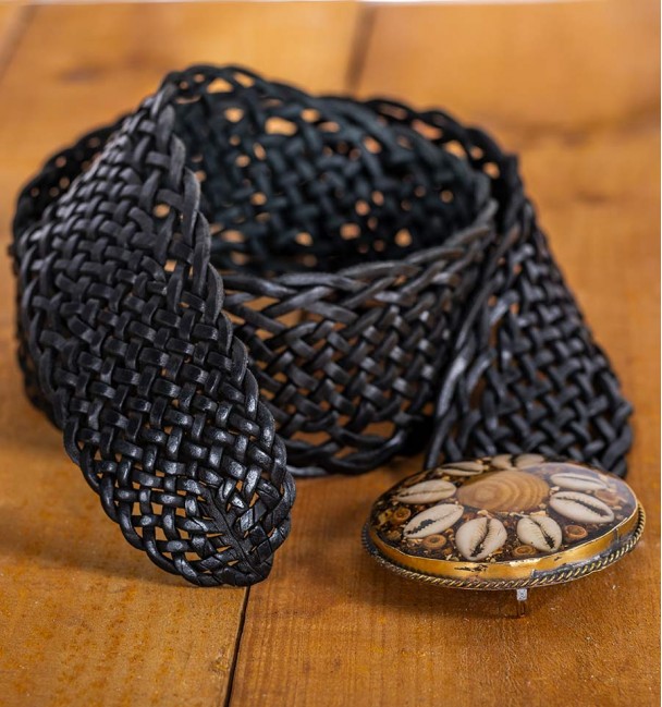 Cinturón de piel y conchas negro