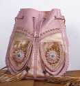 bolso bohemio con bolsillos, flecos, y caracolas y cuentas. Piel de potro y cuero.