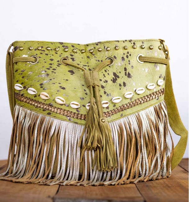 Mala de mulher hippie chic com franjas e conchas