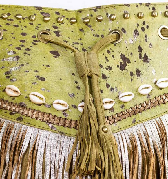 Mala de mulher hippie chic com franjas e conchas 2