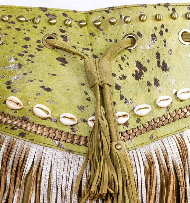 Bolsa boho com franjas e conchas verdes 