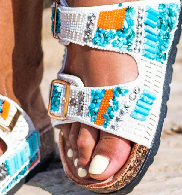 Sandalias con suela de corcho, hebillas y cuentas