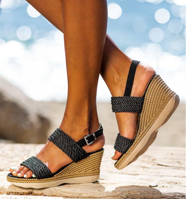 Cunhas de cetim preto com sola de borracha com efeito trançado Cunhas de cetim preto com sola de borracha com efeito trançado