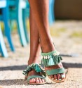 Sandalias planas con flecos y conchas, color verde suave, sujeción al tobillo, cierre con hebilla