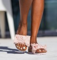 Sandalias de suela bio anatómica y empeine de lazada de tela en color rosa