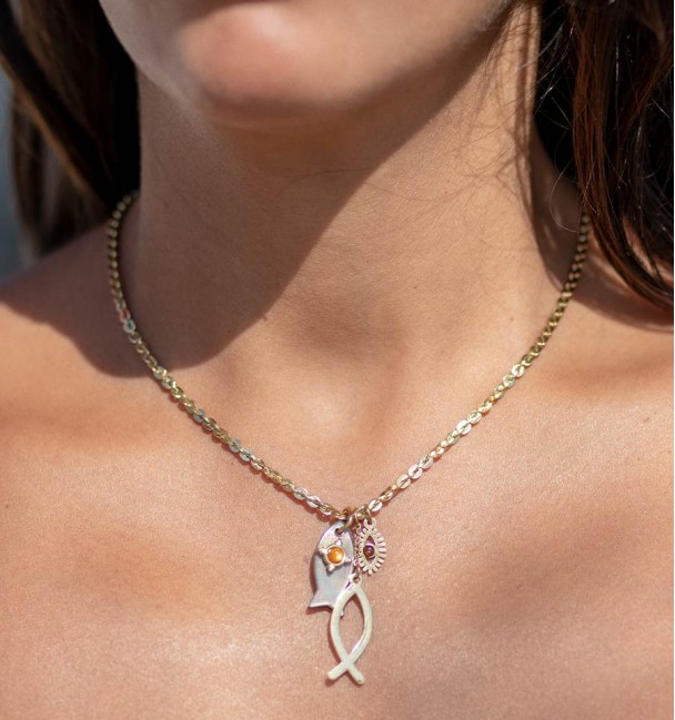 Collar de acero con pez y eslabones