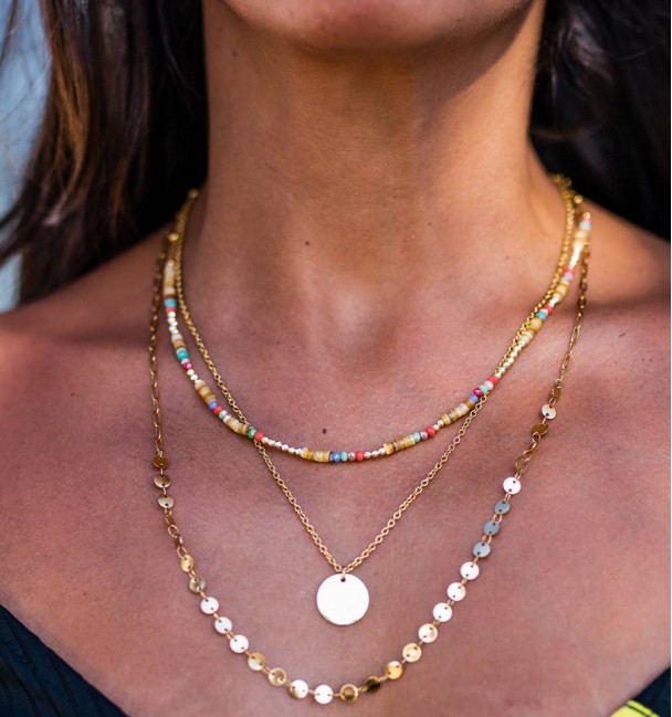 Collar de acero triple primer plano