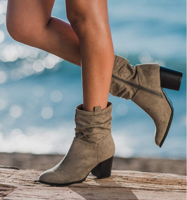 Ankle boots with rounded toe, low crumpled shaft and heel. Suede effect in khaki green