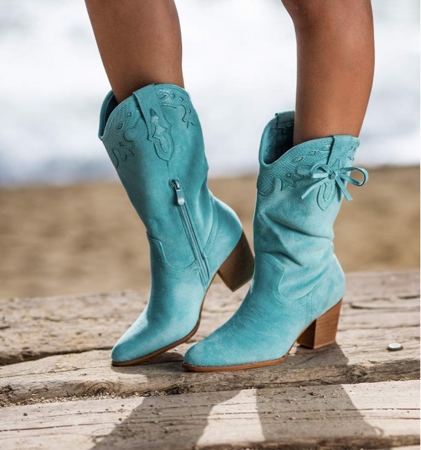 Botas de cowboy em azul turquesa, material têxtil semelhante a camurça.