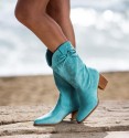 Botas cowboy de mulher turquesa com rebordo superior, salto efeito madeira e fecho interior.