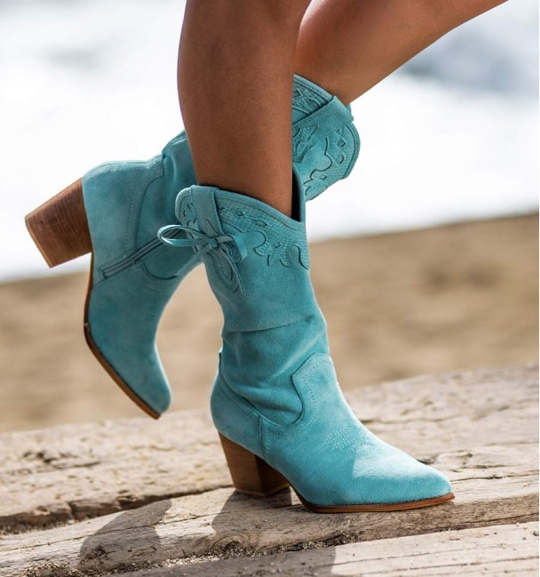 Botas de salto alto e meia cana, estilo cowboy, material têxtil de camurça e azul turquesa.