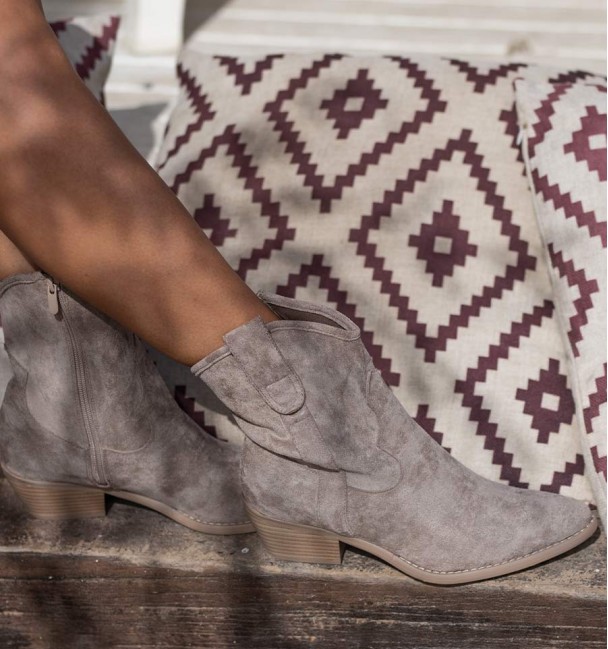 Botas camperas de caña baja y tacón medio efecto madera. Color taupe, tiradores y cremallera. Material textil similar serraje. Botas camperas de caña baja y tacón medio efecto madera. Color taupe, tiradores y cremallera. Material textil similar serraje.