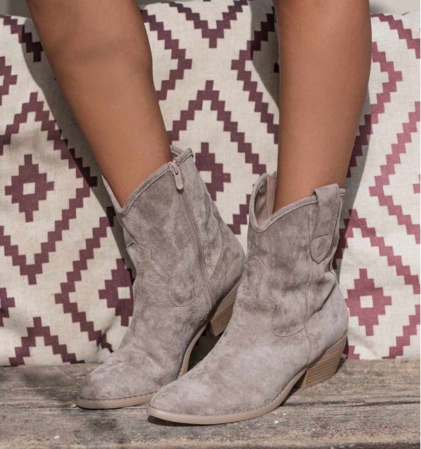 Botín campero de media caña y tacón bajo en color taupe. Botines estilo bohemio. Botín campero de media caña y tacón bajo en color taupe. Botines estilo bohemio.