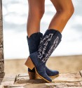 Botas cowboy de mujer con bordado de hilo blanco formando dibujos en empeine y caña. Tacón cubano y altura de media caña.
