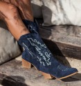 Botas cowboy de mujer de media caña en color azul marino con bordados blancos y tacón cubano efeito madera