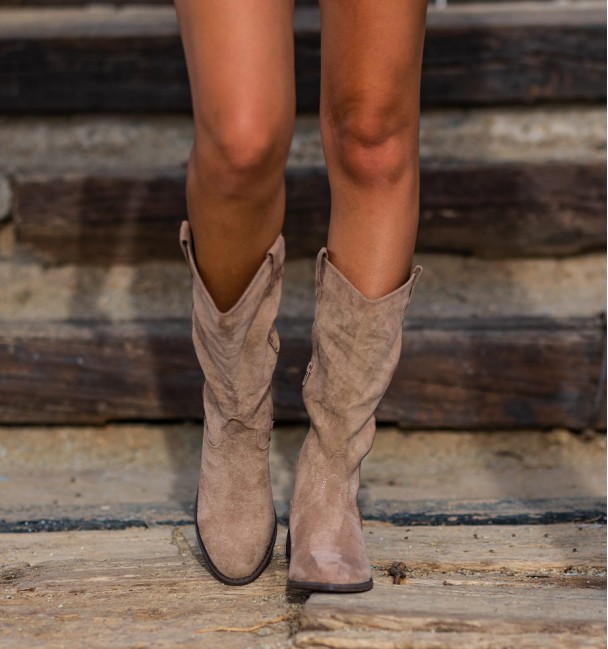 Women's country boots with low wood-effect heel, rocieras style boots. Imitation suede textile material in beige. Women's country boots with low wood-effect heel, rocieras style boots. Imitation suede textile material in beige.