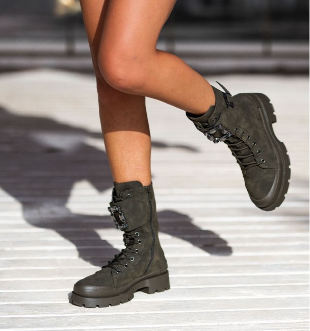 Botas militares en  color verde oscuro con cordones, suela track y hebilla con cristales.