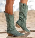 Botas Cowboy en color verde agua con bordados y cremallera interior. Tacón cubano