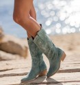 Botas Cowboy de mujer en color verde agua con bordados y cremallera interior. Tacón cubano de altura media y tiradores laterales