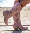 botas cowboy de mujer en color rosa suave con bordados en blanco y tacón cubano efecto madera de poca altura.