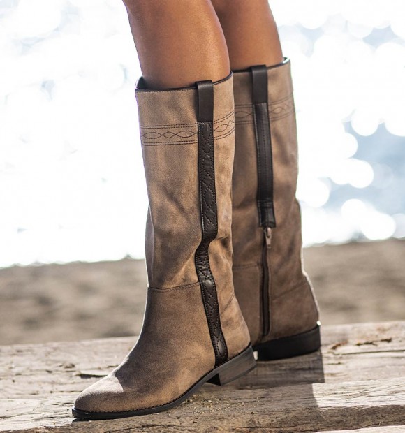 Botas cowboy femininas de cano alto. Tira na lateral e nas alças, lisa e com zíper.