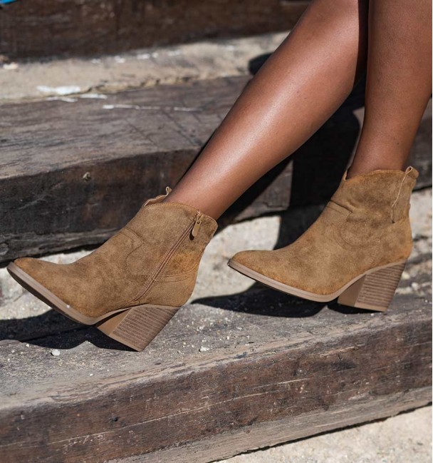 Women's brown-colored campero ankle boot with wood-effect heel and interior zipper. Suede-like textile.