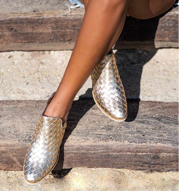 Botins trançada dourada, tornozelo exposto e salto baixo Botins trançada dourada, tornozelo exposto e salto baixo