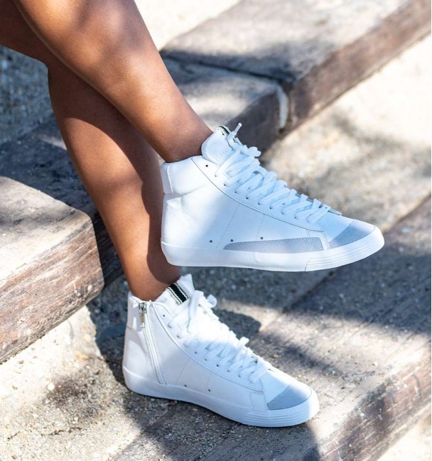 1.871 / 5.000
Resultados de traducción
Women's high-top sneakers in white leatherette with gray suede toe, laces.