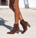 Side Women's high-heeled ankle boots with gold detail on the heel and wood-effect heel. low cane