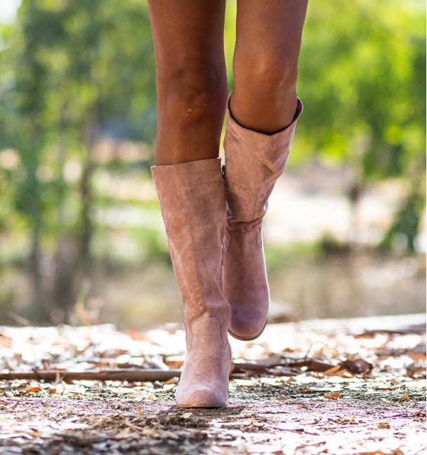 frontal Botas de salto alto com efeito enrugado para mulher. Tecido de camurça rosa. Inchar. frontal Botas de salto alto com efeito enrugado para mulher. Tecido de camurça rosa. Inchar.