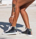 zapatillas deportivas abotinadas de mujer en cuerina color blanco con puntera de serraje gris, cordones.
