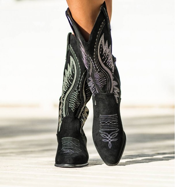 Botas cowboy femininas em cor preto com bordado de fio branco formando desenhos no peito do pé e cano. calcanhar cubano