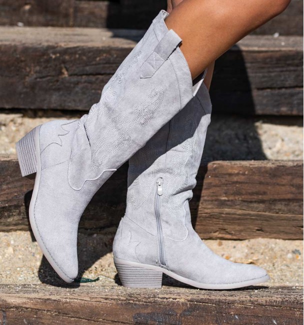 Cowboy boots in ice color with embroidery and inner zipper. cuban heel