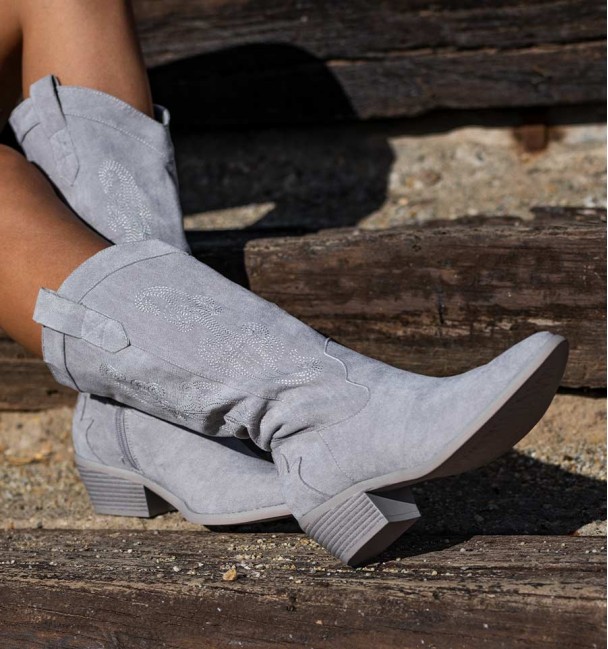 Botas de cowboy de mulher na cor gelo com bordado e zíper interno. calcanhar cubano Botas de cowboy de mulher na cor gelo com bordado e zíper interno. calcanhar cubano