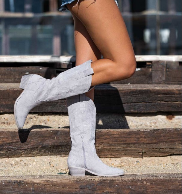 Botas de mulher cowboy na cor gelo com bordado e zíper interno. calcanhar cubano Botas de mulher cowboy na cor gelo com bordado e zíper interno. calcanhar cubano